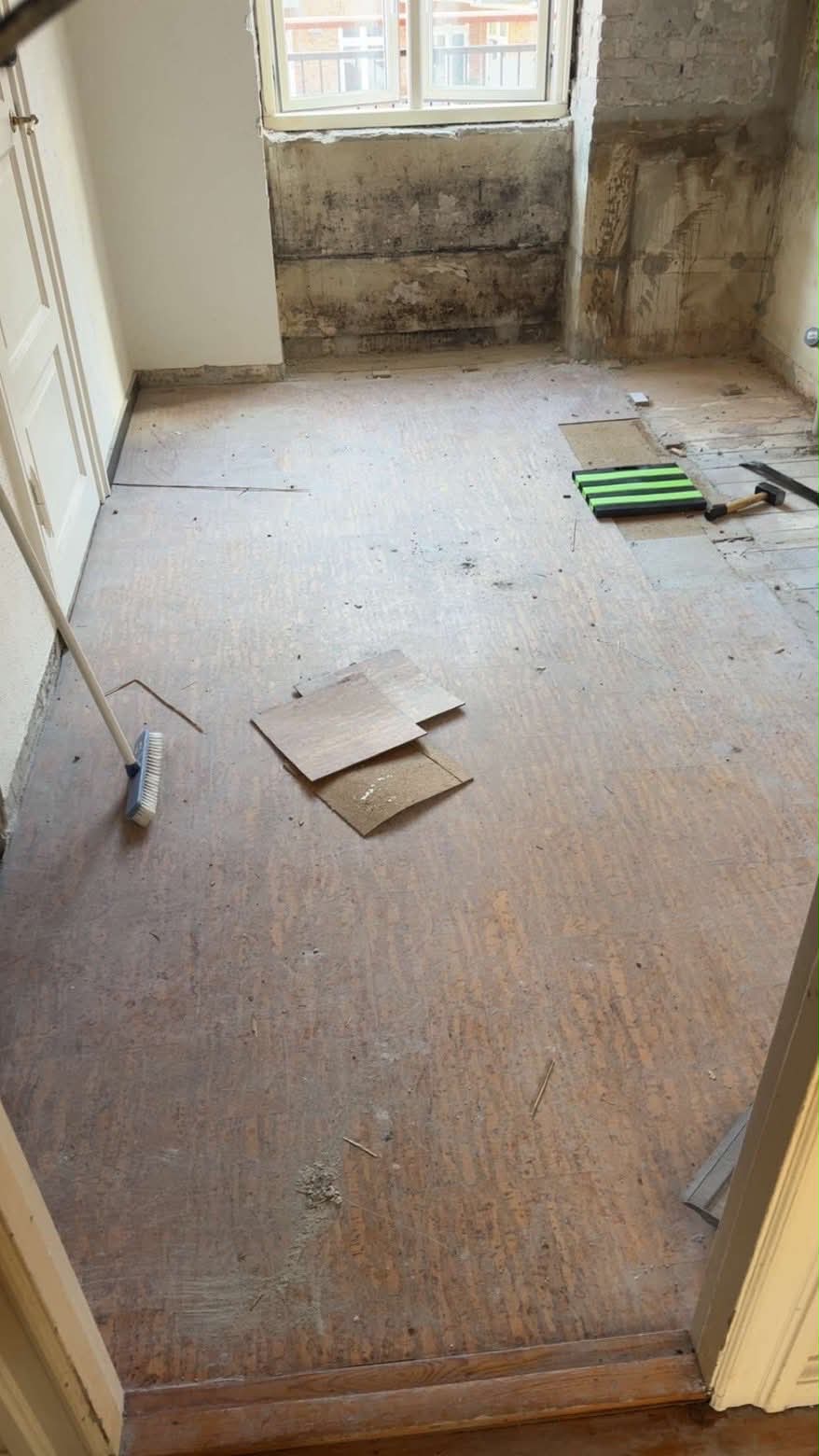 Værktøj og materialer til mindre vedligeholdelse i hjemmet.